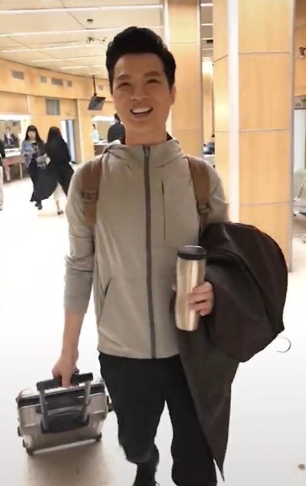 任鲁豫低调现身，打扮休闲独自离开，形象与台