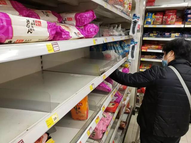 谣传内地工厂停工，香港全城抢起了...厕纸