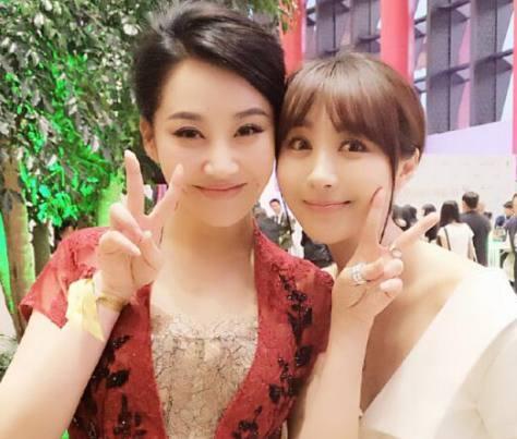 许晴嘟嘴玩亲亲，卖萌不输30岁李菲儿，年近半百