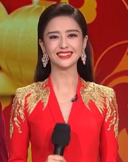 任鲁豫低调现身，打扮休闲独自离开，形象与台