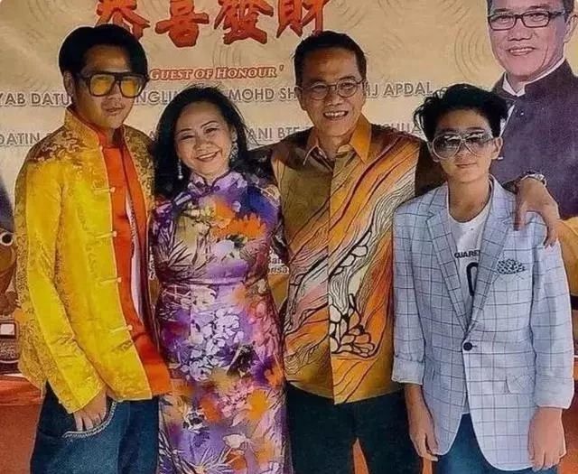 曹格晒儿子近照！11岁Joe身穿西服帅气又绅士，与