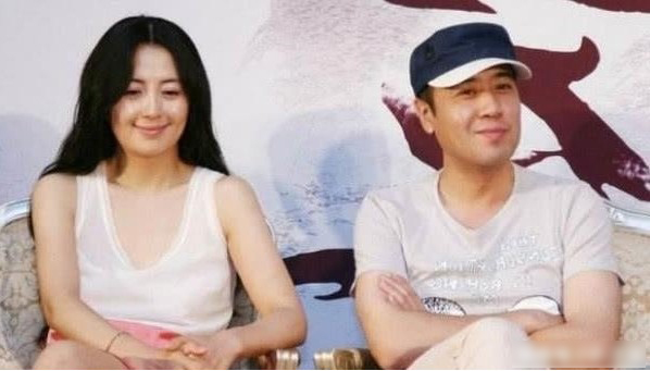 只可惜这位帅大叔已经成家了,他和老婆宋林静结婚28年,两人更是恩爱