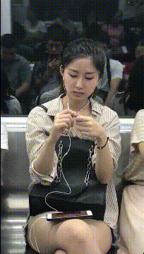 搞笑GIF趣图：坐地铁遇到漂亮的小姐姐，我该怎么要电话呢 _段子