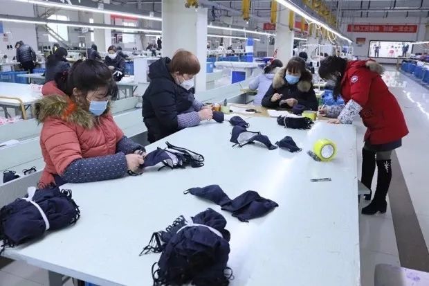 在咸阳市新兴纺织工业园的杜克普服装公司生产车间里,工人们正忙着