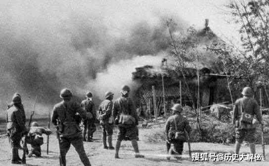 日本鬼子老照片:刚进村的日寇就开始烧杀抢掠,整个村子都未能逃过
