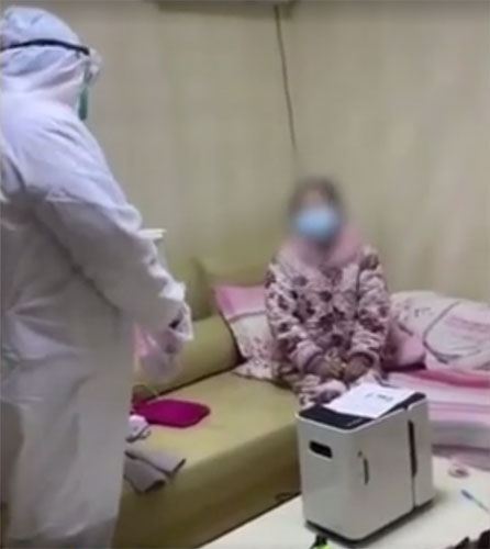 父亲感染隔离,小女孩在家与母亲分居,志愿者