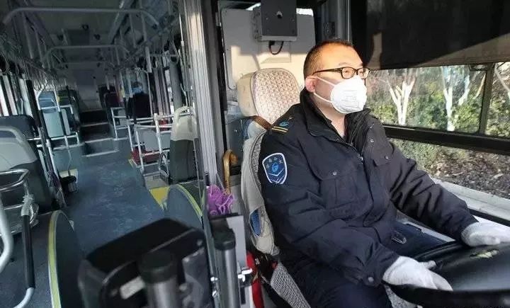 疫情下济南公交司机的一天让人心疼有一名乘客也要坚守