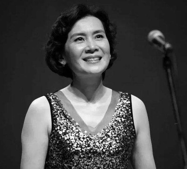 她是国家一级演员，为拍戏与老公离婚，今61岁仍