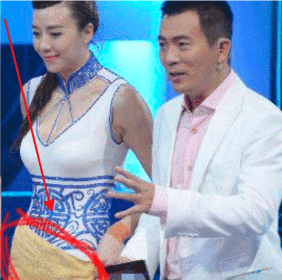 原创某女明星上跳水节目，“春光乍泄”引起混乱，微笑救场是意外还是炒作？