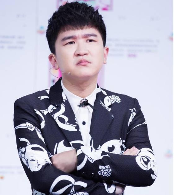 同是谢娜捧红明星，如今一个过河拆桥，一个被
