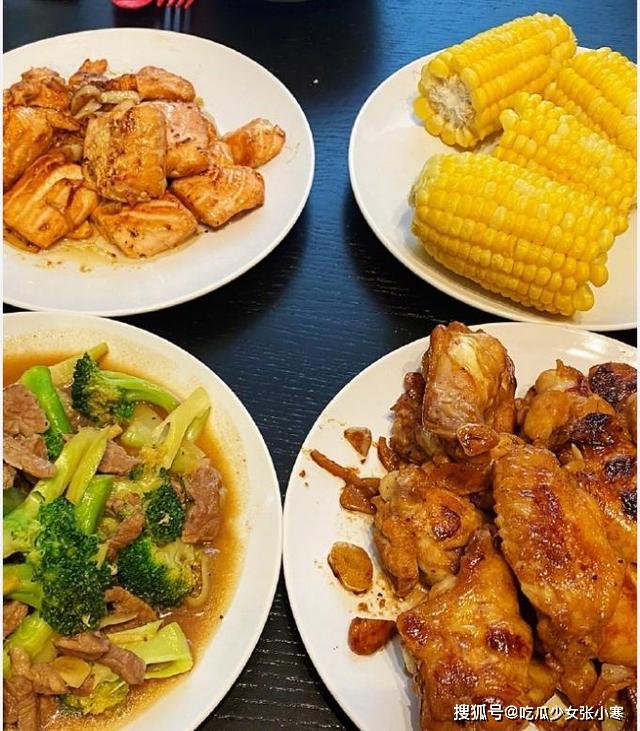 李念在家亲自下厨做饭，做出4道菜：饭已做好，