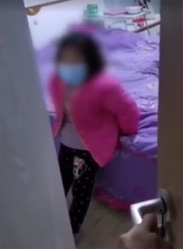 父亲感染隔离,小女孩在家与母亲分居,志愿者