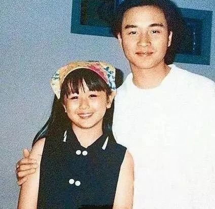 她是张国荣的“妹妹”，出道27年零绯闻，35岁却
