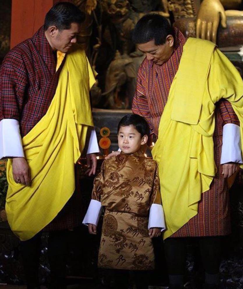 不丹国王首发动态:65岁太上皇携四妻罕见亮相,只为龙太子庆生!