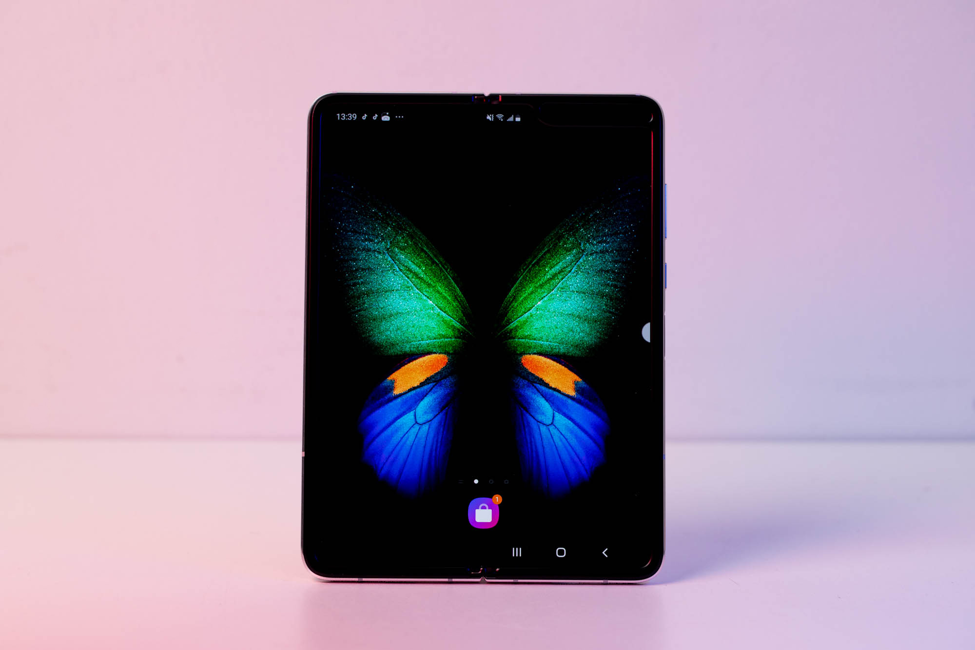 折叠屏形态+多任务处理 三星W20 5G版手机体验