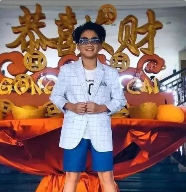 曹格晒儿子近照！11岁Joe身穿西服帅气又绅士，与