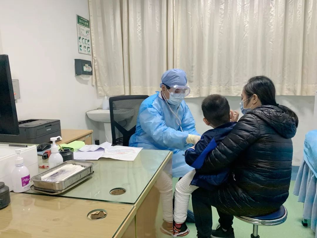 急诊儿科钟慧君医师检查发热患儿