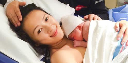 汪峰终于有了儿子，表现的太兴奋被网友痛批：