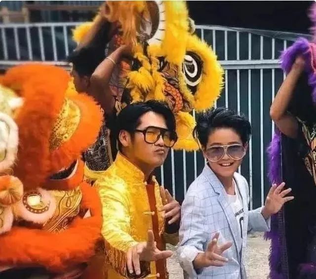 曹格晒儿子近照！11岁Joe身穿西服帅气又绅士，与