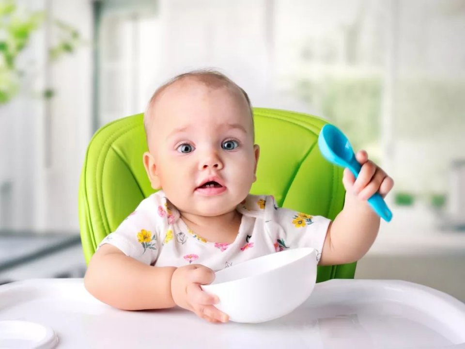 宝宝多大可以吃大人饭？很多家长都喂早了，过早吃不利孩子健康