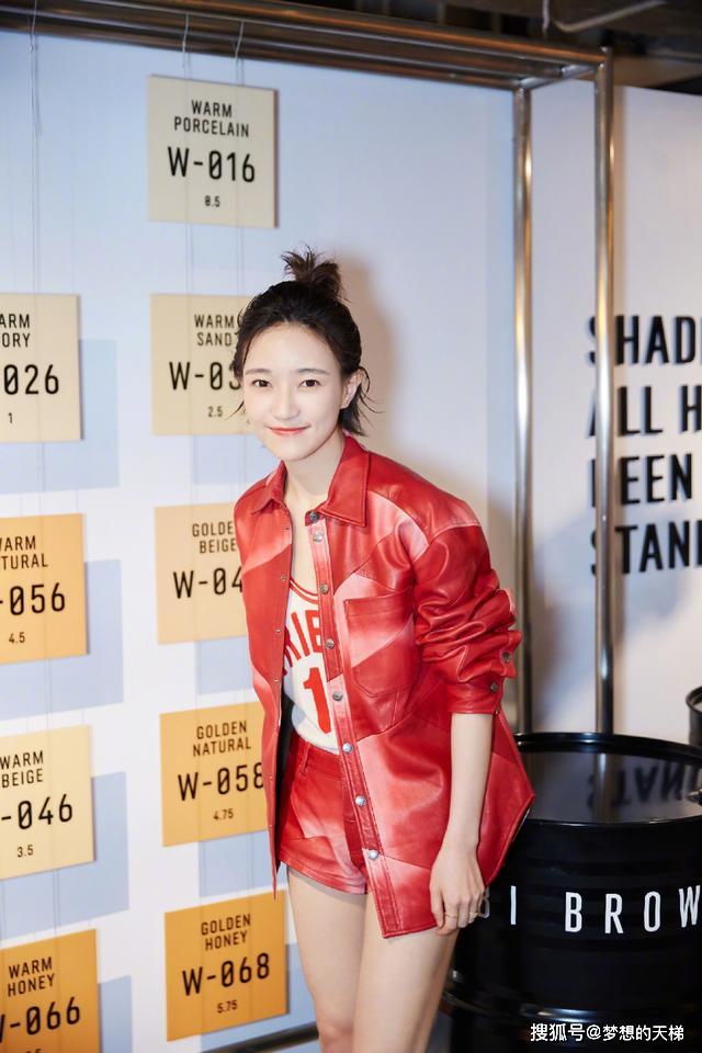 "假小子"焦俊艳甜起来不得了!红皮衣配丸子头,有初恋女孩feel