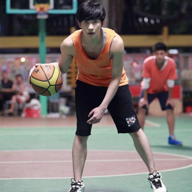 杨洋打篮球帅气图片,彰显年轻活力,运动感十足