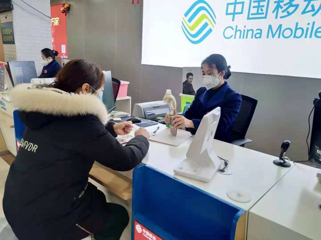 在中国移动重庆公司长寿寿星营业厅,依然坚守在营业厅前台服务岗位的
