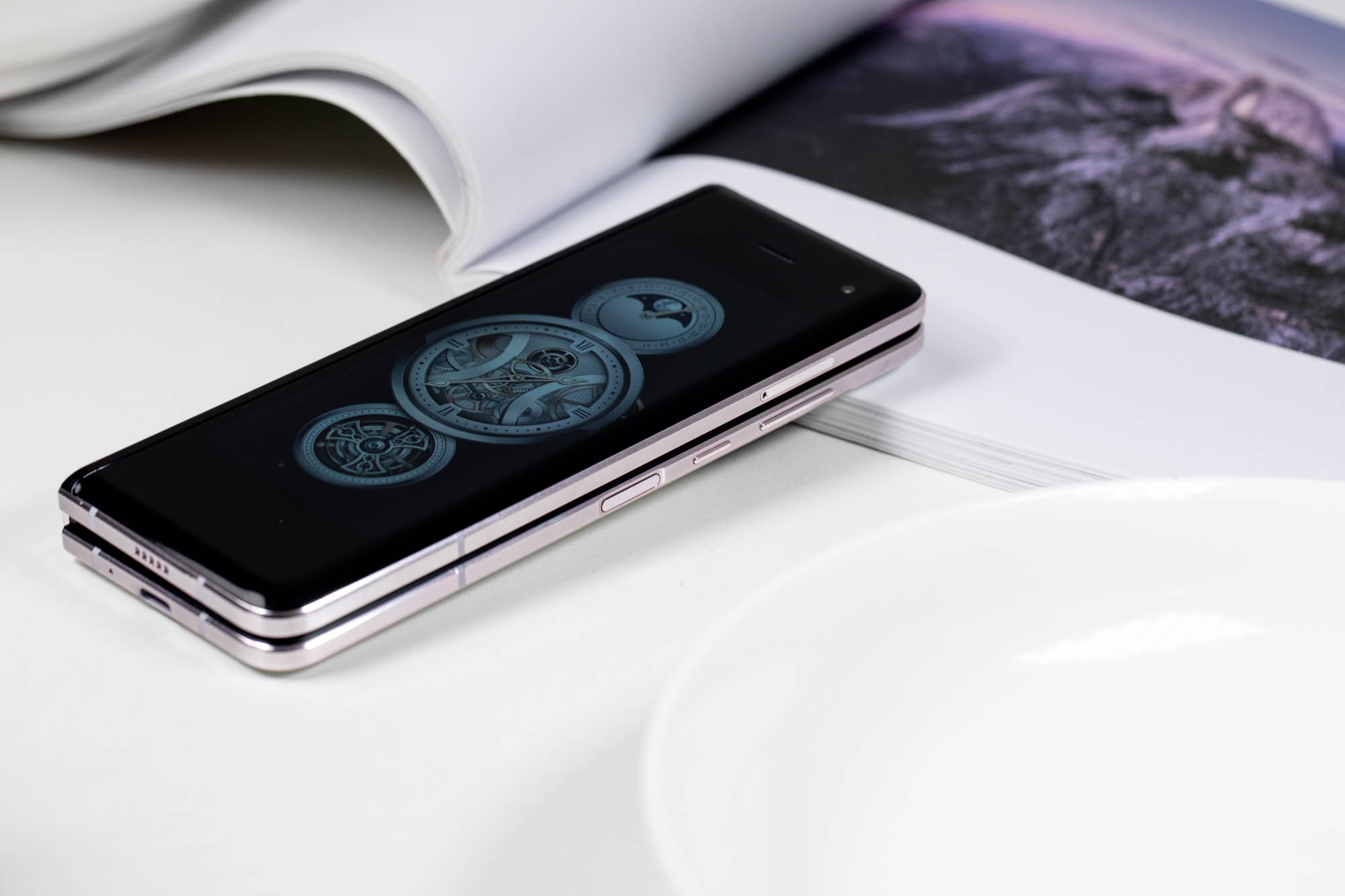 折叠屏形态+多任务处理 三星W20 5G版手机体验