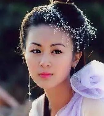 她是张国荣的“妹妹”，出道27年零绯闻，35岁却