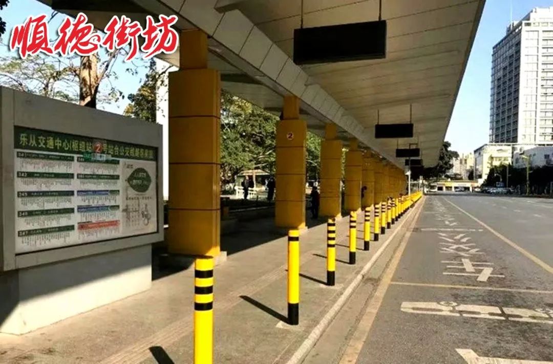 偶尔经过几辆公交车