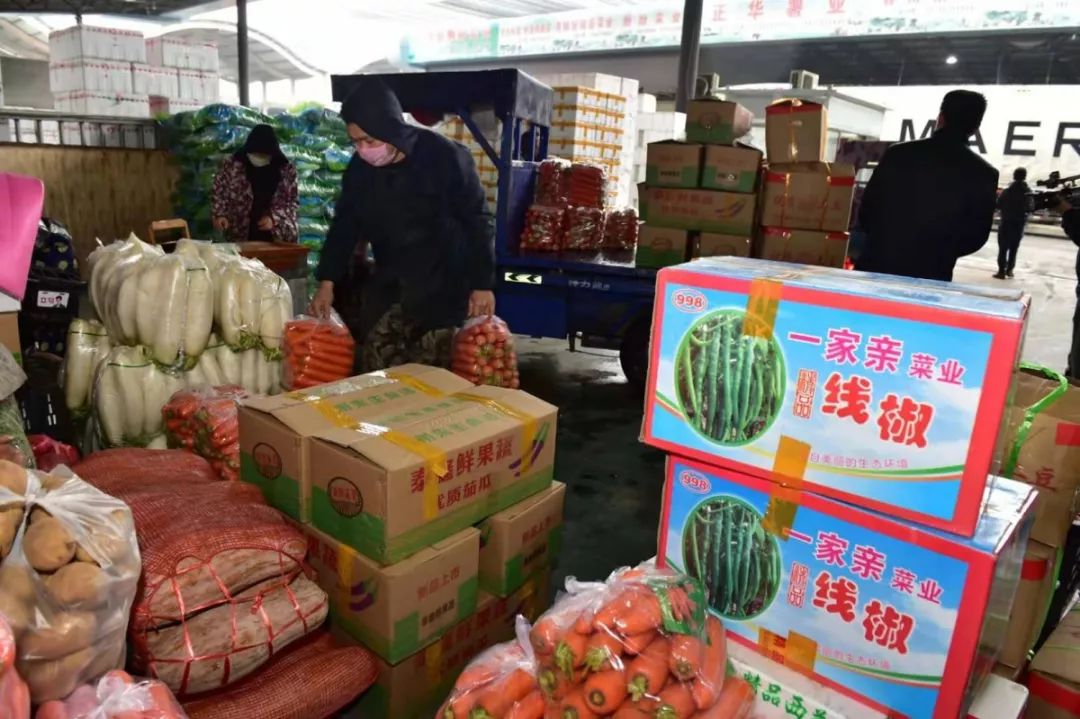 前已有200多名经营户入场营业，各种农副产品 进货渠道畅通，货源充足。 市场集团农批管理分公司副总经