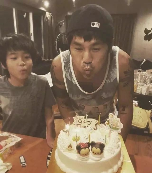曹格晒儿子近照！11岁Joe身穿西服帅气又绅士，与