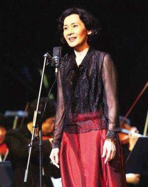 她是国家一级演员，为拍戏与老公离婚，今61岁仍
