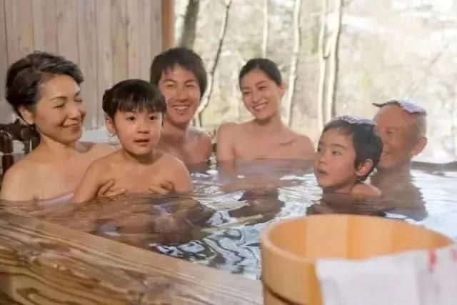 日本温泉"男女混浴",真的不尴尬吗?