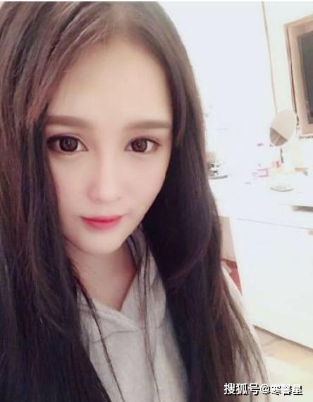 有种尴尬叫赵本山女儿球球想秀身材却反被陪衬模特抢镜