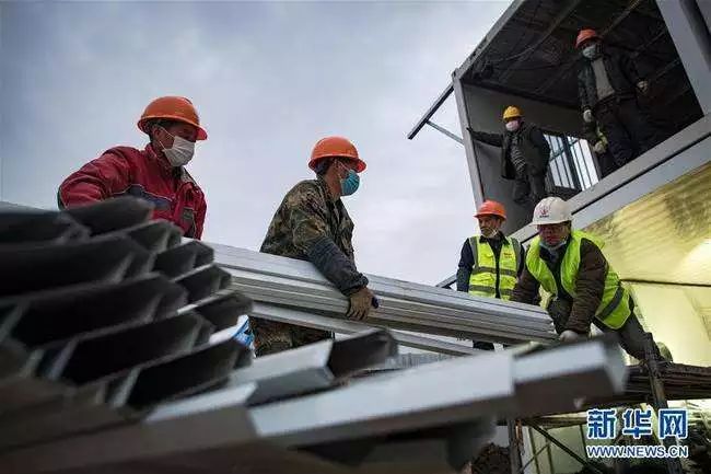 在我们惊叹火神山建设速度时,是许多建筑工人用他们的宝贵的过年团聚