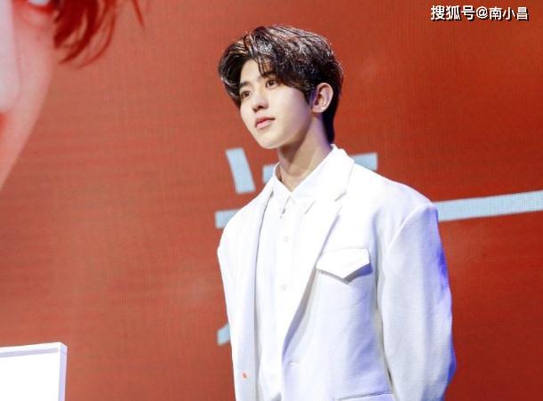 原创 蔡徐坤罕见晒胡茬自拍,不