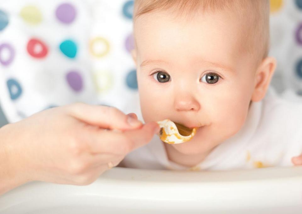 宝宝多大可以吃大人饭？很多家长都喂早了，过早吃不利孩子健康