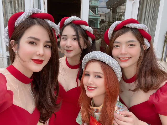 18岁女网红嫁31岁男歌手,春节与婆家人的高颜值合照引