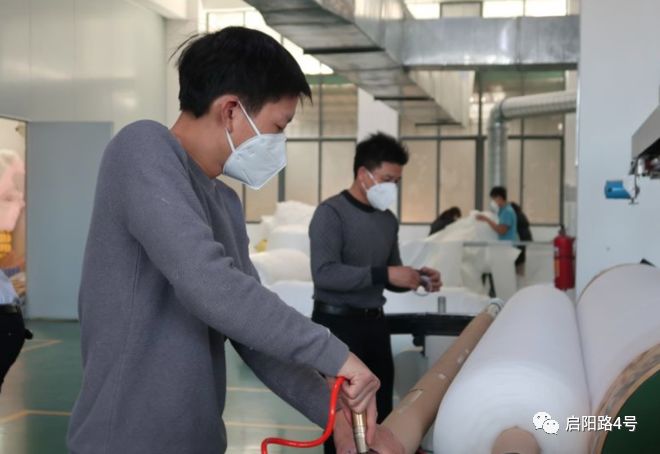 揭秘口罩断供谜局:厂商花五倍工资招人 药店不