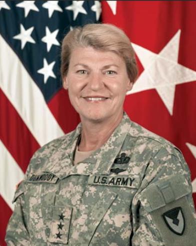 美国陆军首位女上将，参加过海湾战争，一生钟情于伞降事业