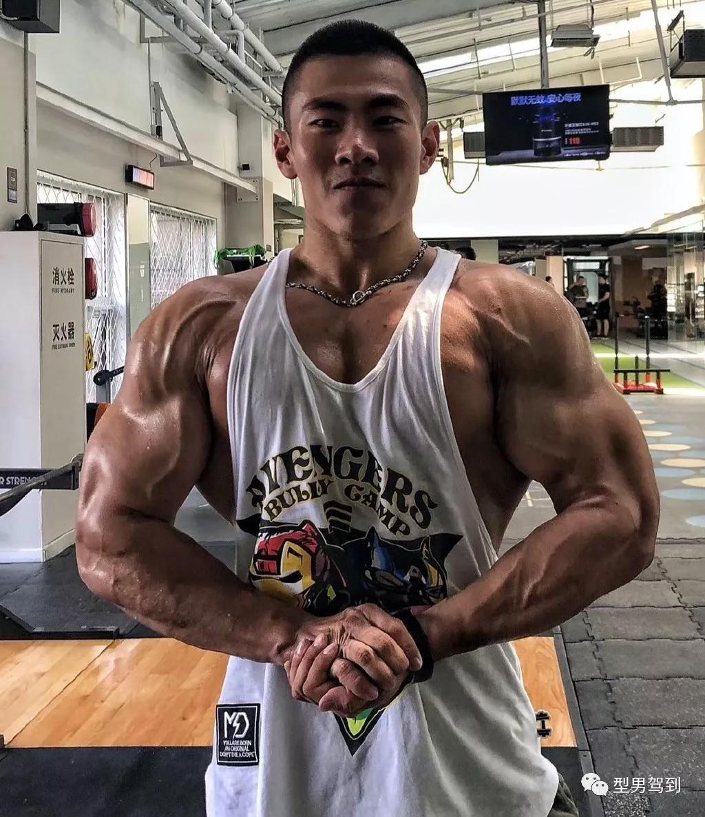 22岁北京最强大学生,这肌肉谁能抗得住啊
