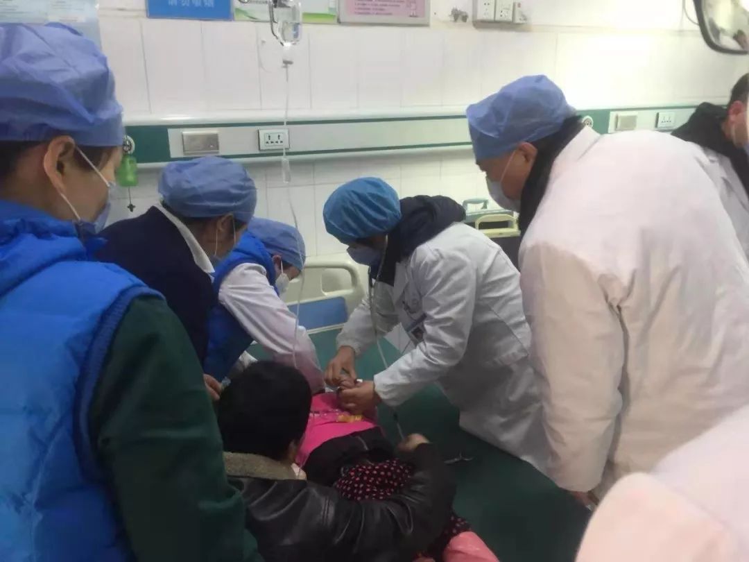 【真险】蚌埠2岁男童突发高热,民警紧急送医!