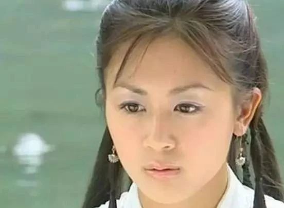 她是张国荣的“妹妹”，出道27年零绯闻，35岁却