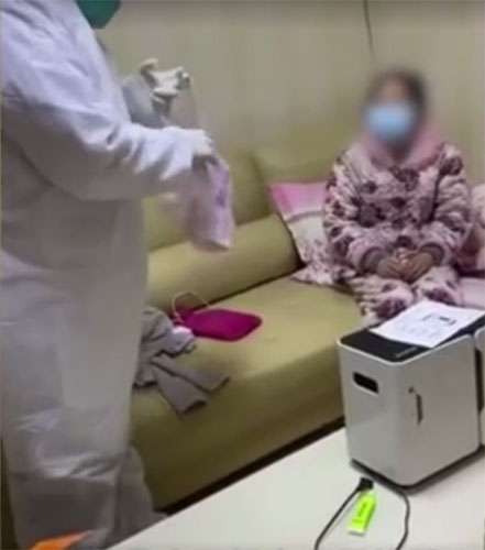 父亲感染隔离,小女孩在家与母亲分居,志愿者