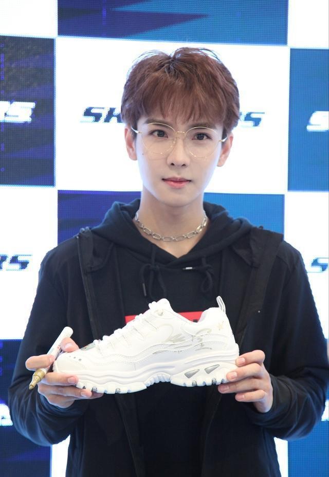 此前郑繁星也曾受邀助阵了该品牌的潮流公园活动,深受品牌和粉丝的