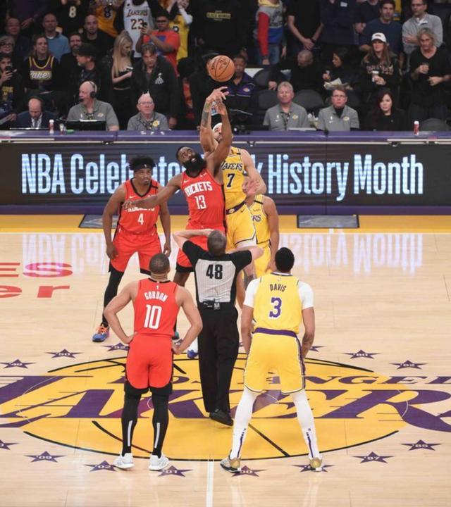 昨天火箭与湖人进行了一场较量,虽然这只是一场普通的常规赛,但这