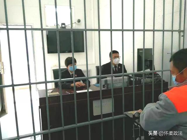 检察官在看守所讯问犯罪嫌疑人期间,主动为其  提供口罩,从细微之处