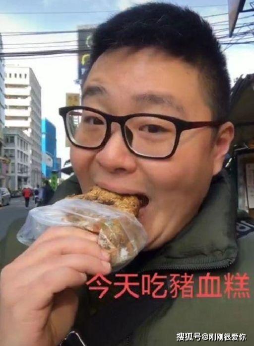 原创童星郝邵文近况，大学没毕业街头做吃播，30岁还单身
