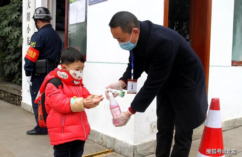 “返校第一天你放心把娃娃交给老师吗？”龙泉这所民办学校给出的答案亮了